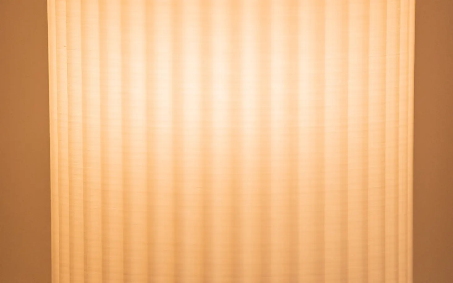 Lampada Flash accesa, luce calda sulla superficie a pieghe verticali