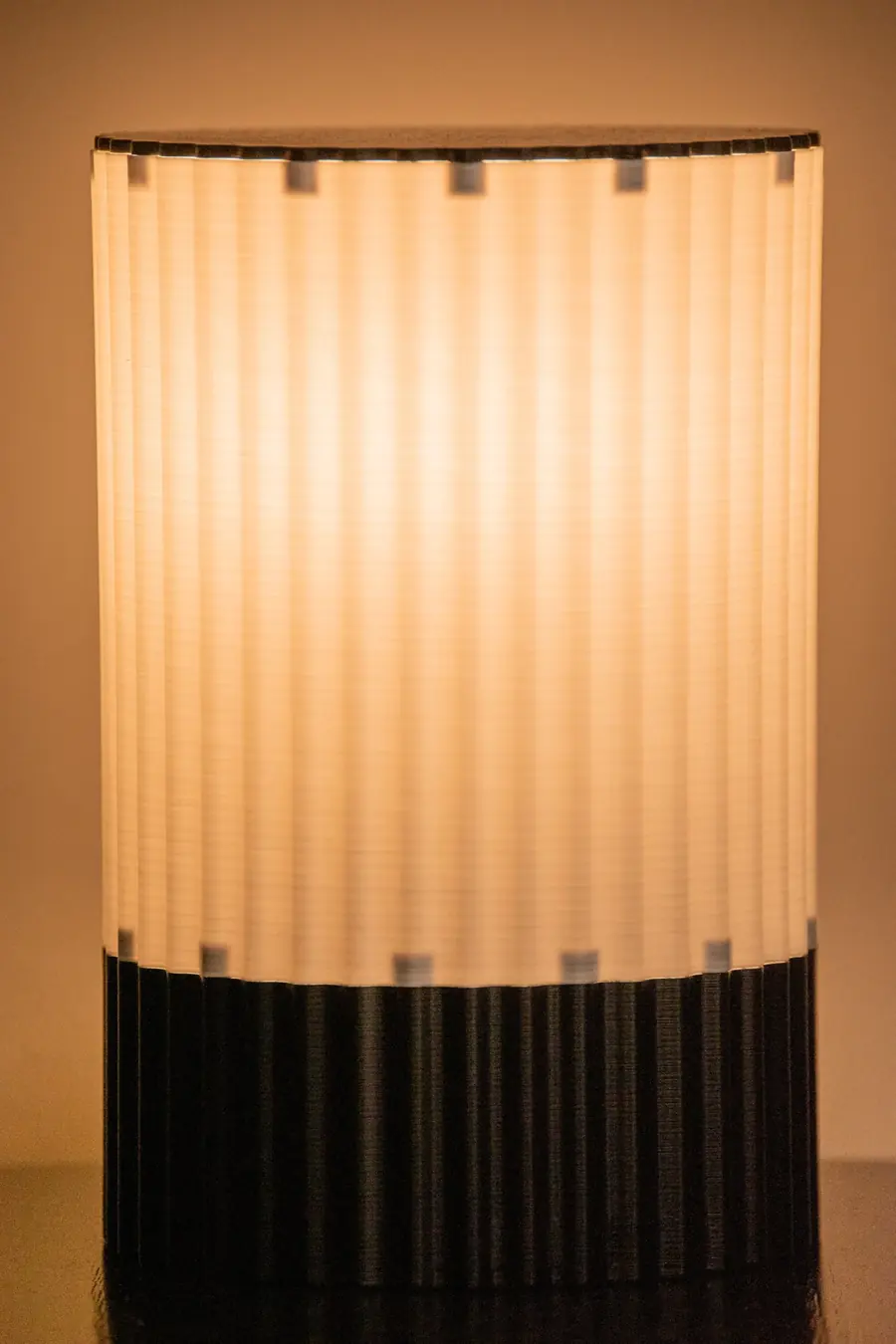 Lampada Flash accesa, luce calda sulla superficie a pieghe verticali
