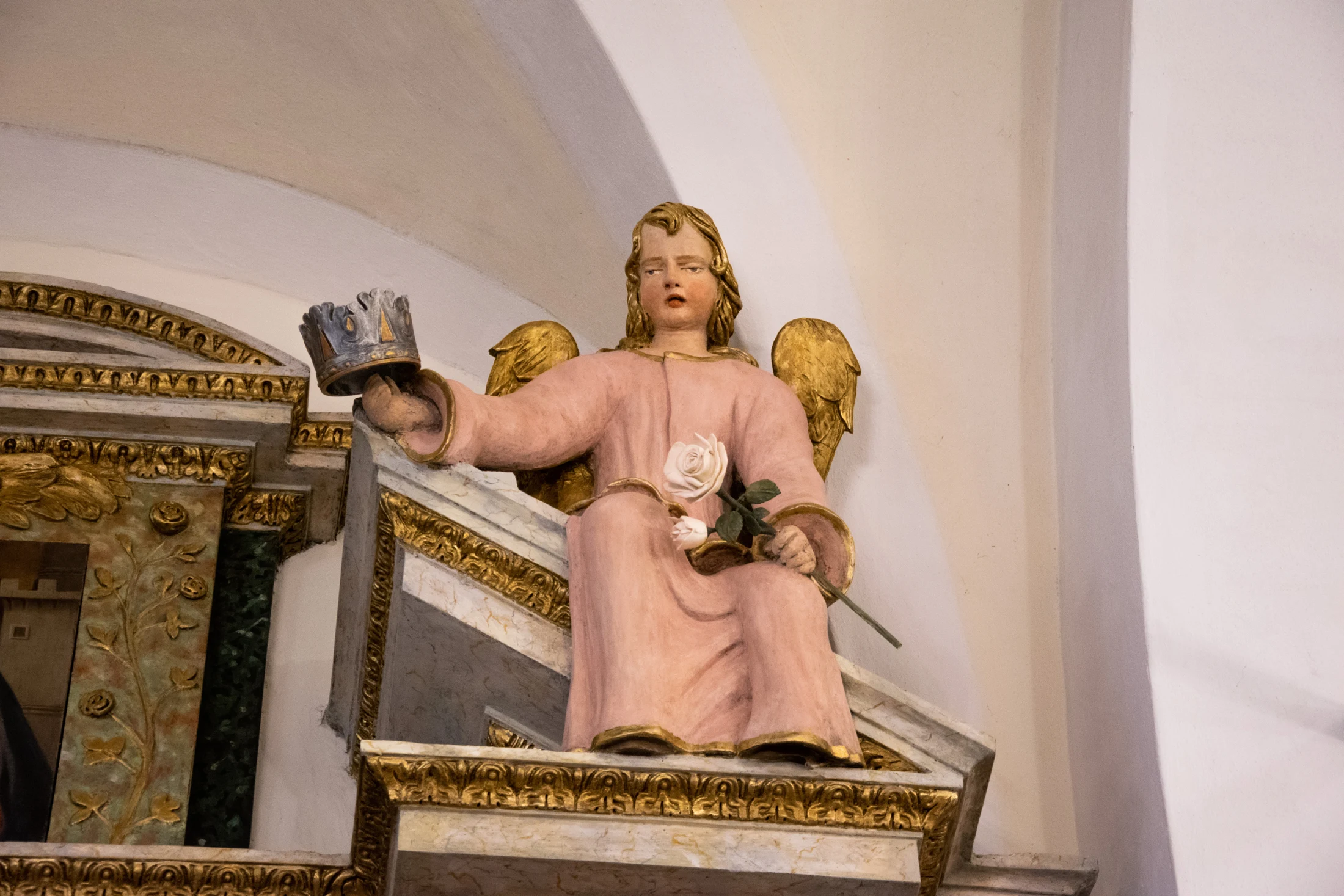 Angelo con la corona e i fiori realizzati per il restauro