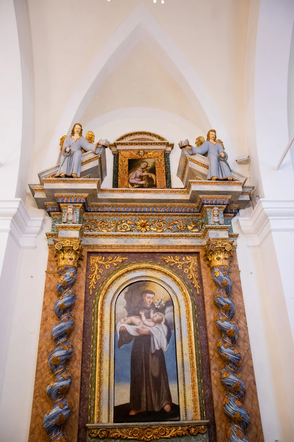 La chiesa dopo il restauro con gli angeli