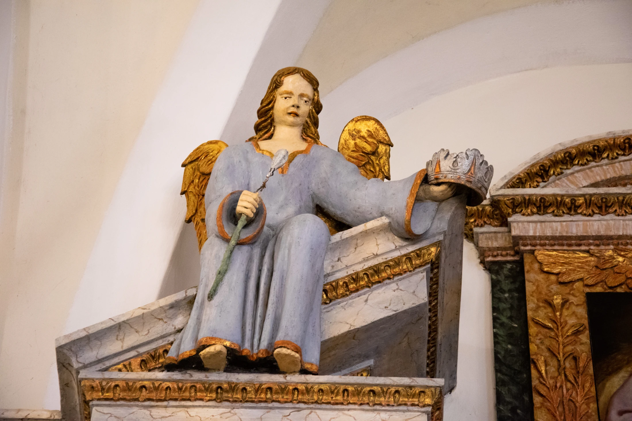Corone e fiori / collocati sulle statue